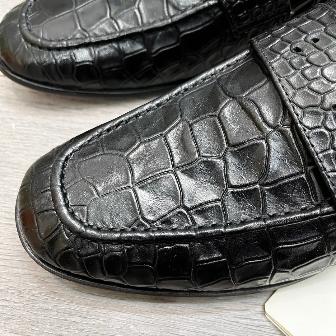 Ex-factory price: 480💰-(Gucci) men’s loafers! Genuine molded horsebit, a classic must-have for your shoe cabinet! The feet are particularly delicate! This Gucci original version is a set last, and we are consistent with the counter! Therefore, it is more comfortable in terms of last shape and comfort! Take it to the counter and compare at will! Good shoes are more than just what they make! But grasp the essence from the inside out! Material: Imported first-layer cowhide! Genuine leather outsole imported from Italy, size: 39-44 (38/45 customized, non-refundable)